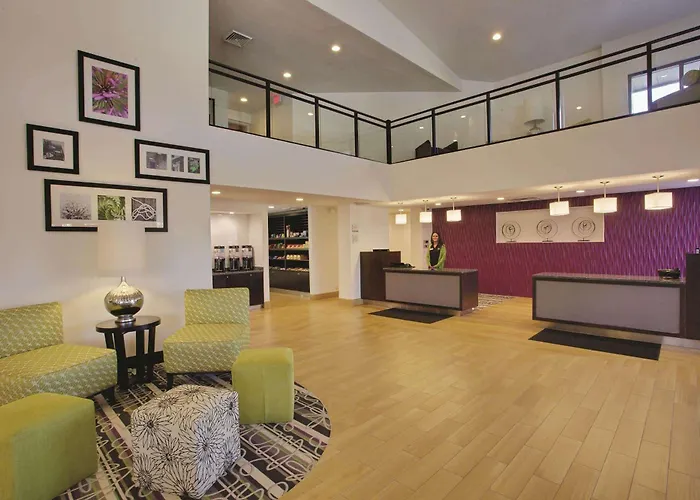 La Quinta Inn & Suites By Wyndham Detroit Metro Airport Romulus